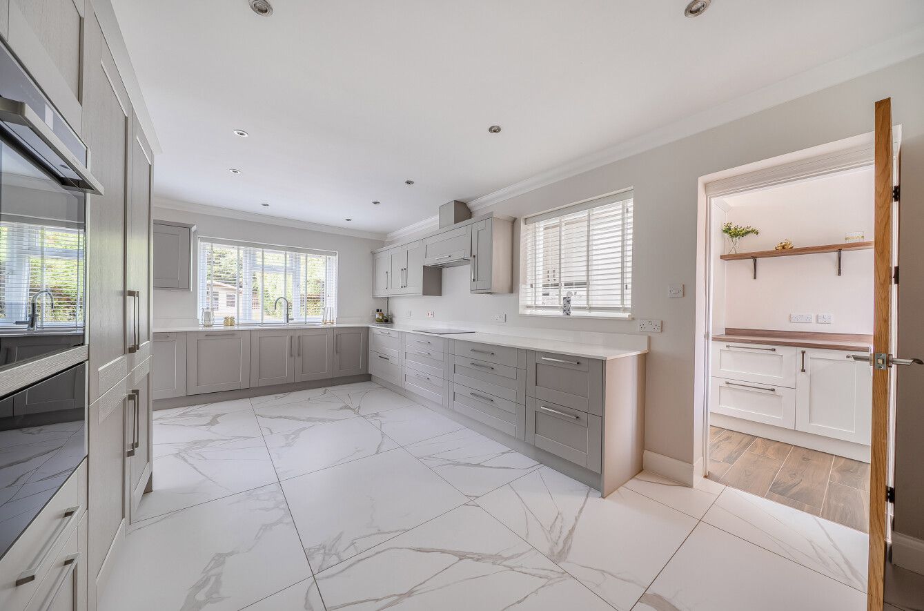 5 bedroom detached house For Sale in Sevenoaks - Photograph 3