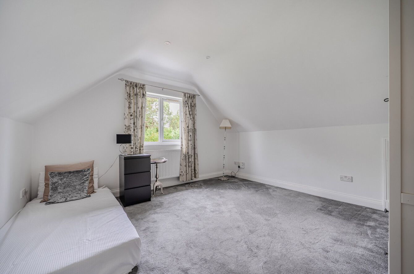 5 bedroom detached house For Sale in Sevenoaks - Photograph 14