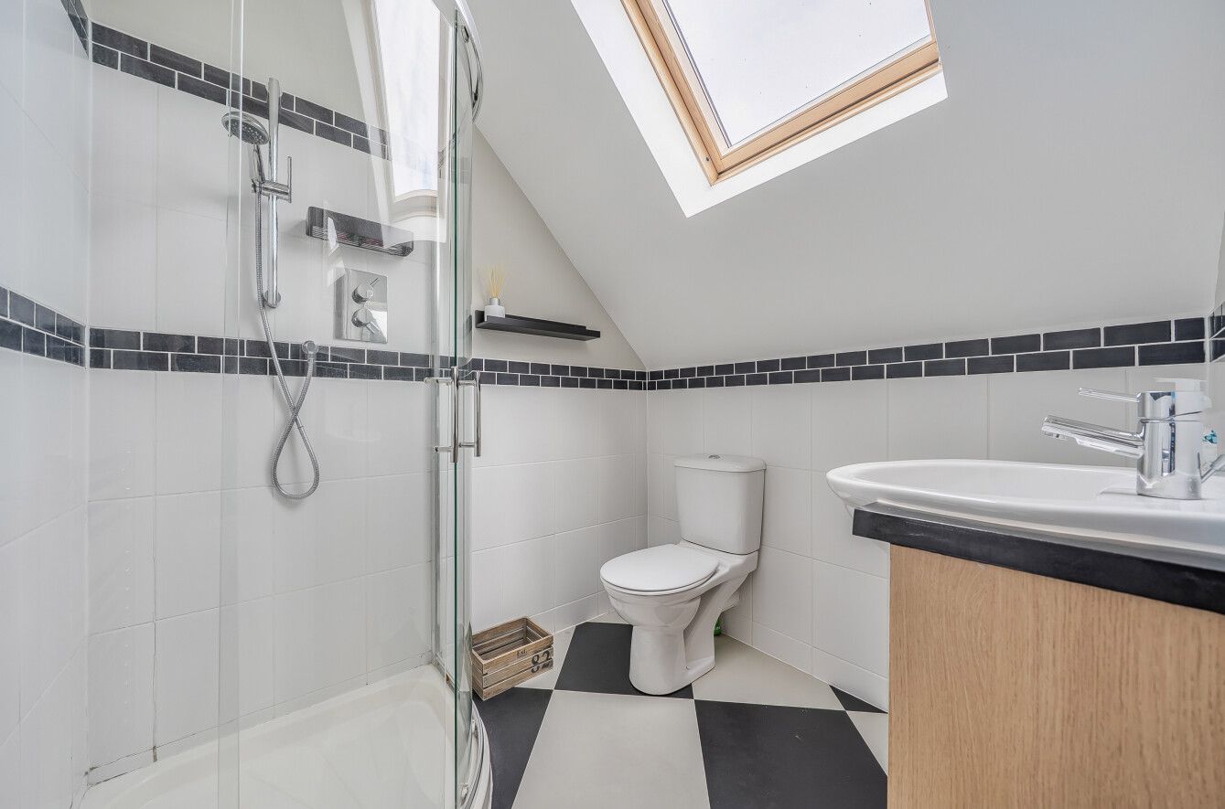 5 bedroom detached house For Sale in Sevenoaks - Photograph 13