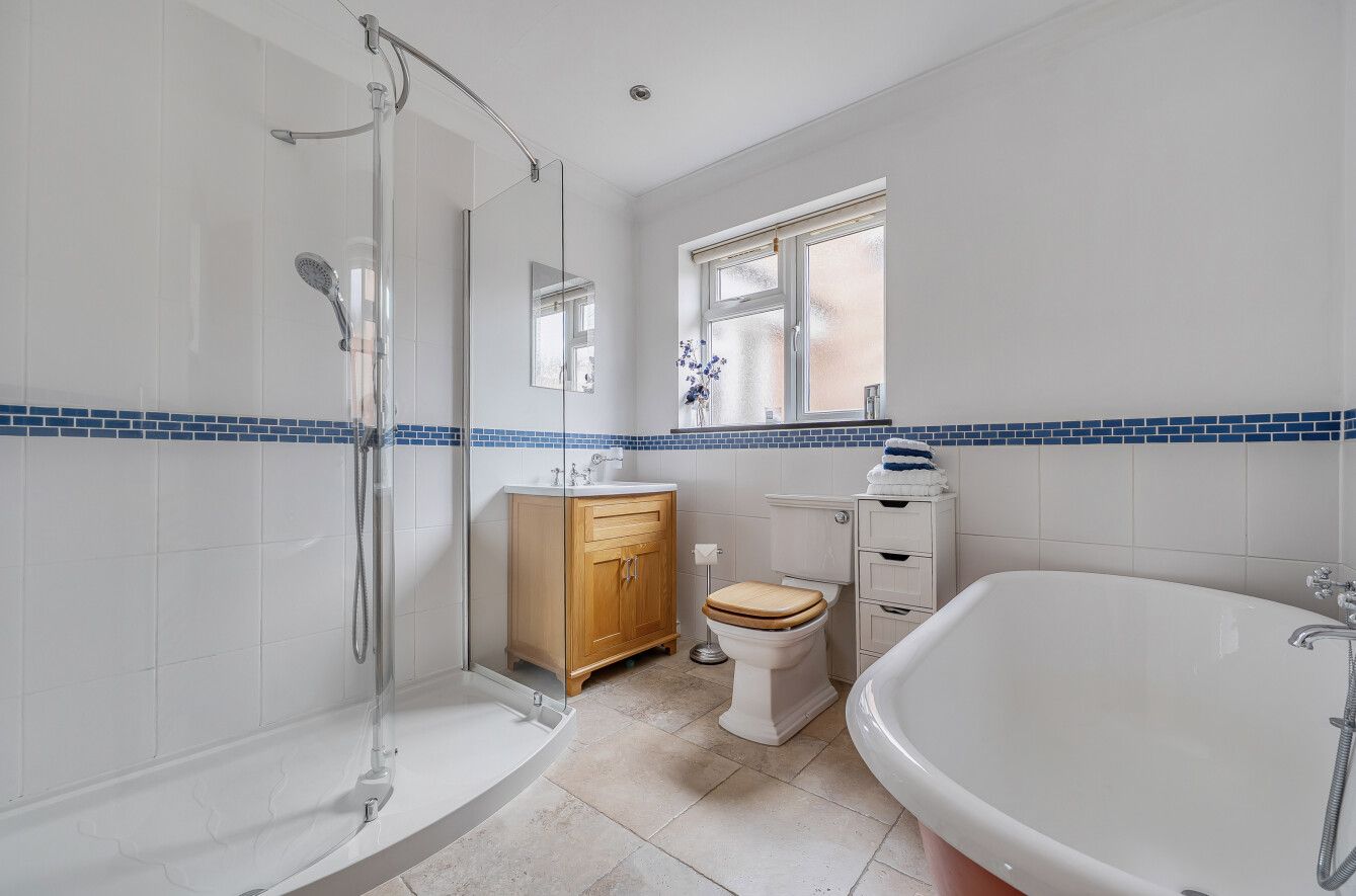 5 bedroom detached house For Sale in Sevenoaks - Photograph 16