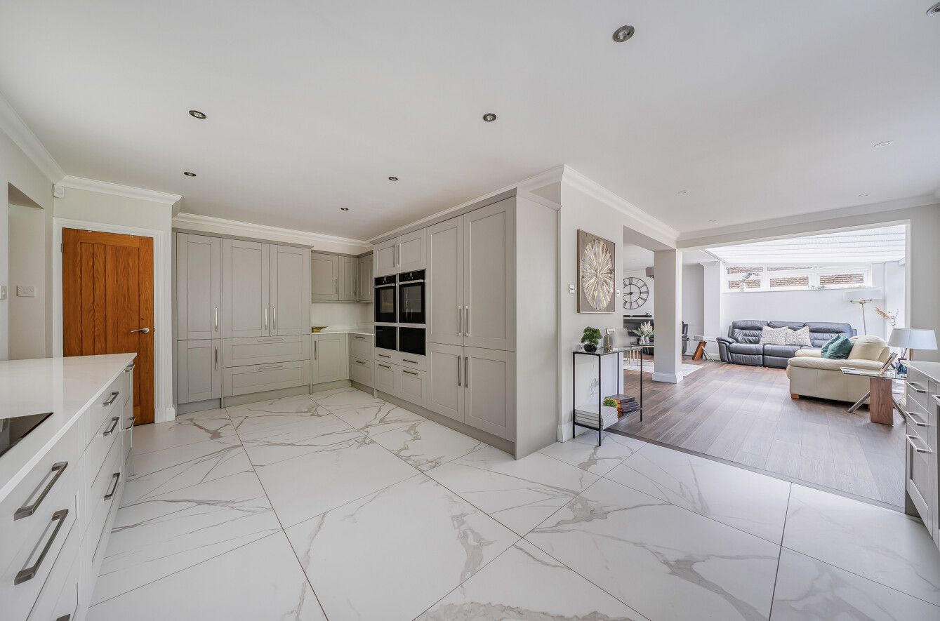 5 bedroom detached house For Sale in Sevenoaks - Photograph 4