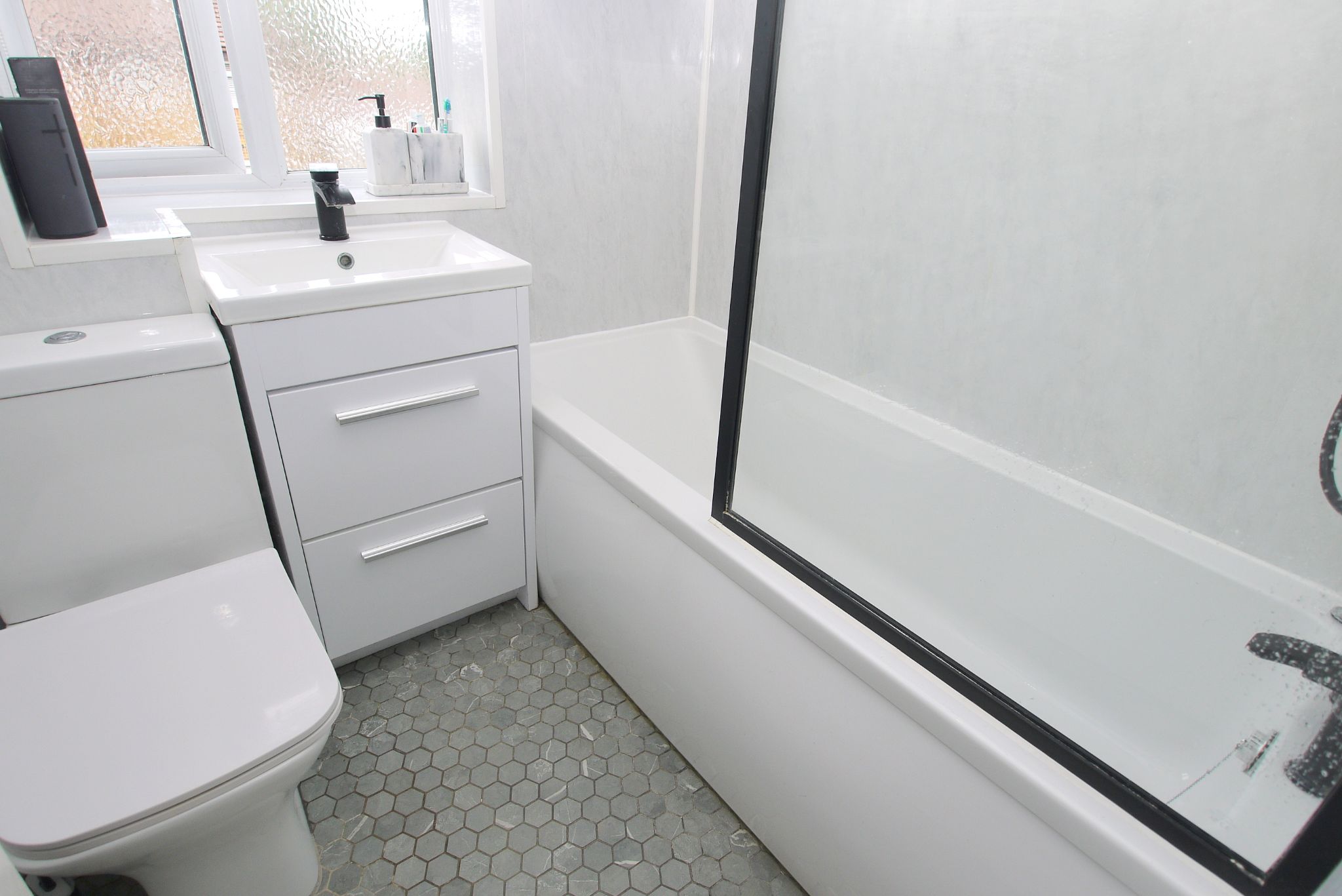 2 bedroom mid terraced house For Sale in Sevenoaks - Photograph 6