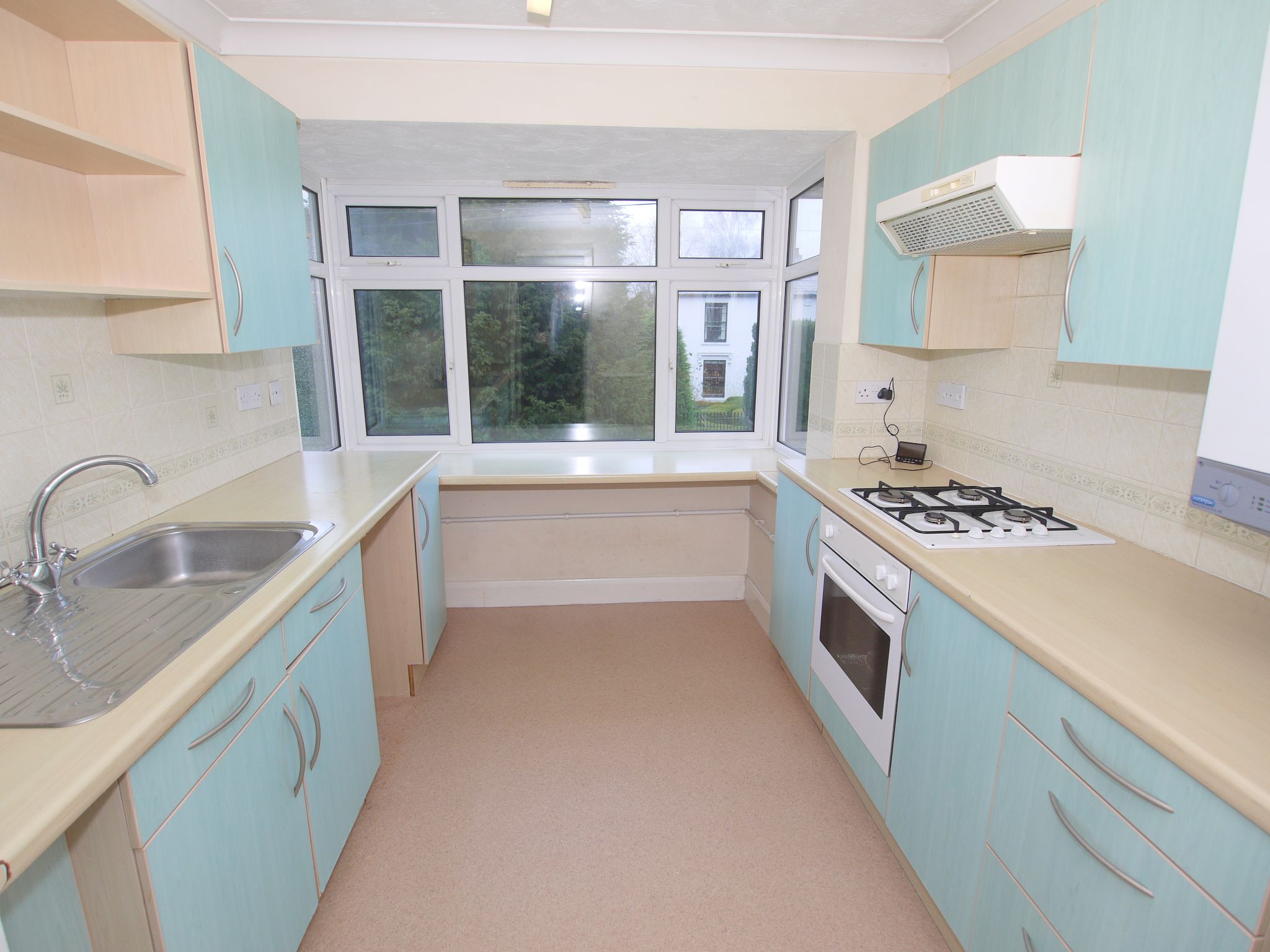 2 bedroom apartment Sold in Sevenoaks - Photograph 2