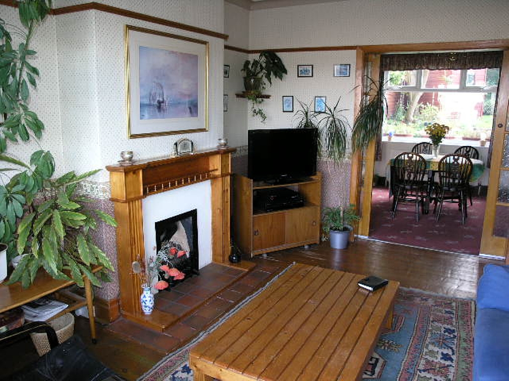 3 Bed Semi-detached House To Rent - 0