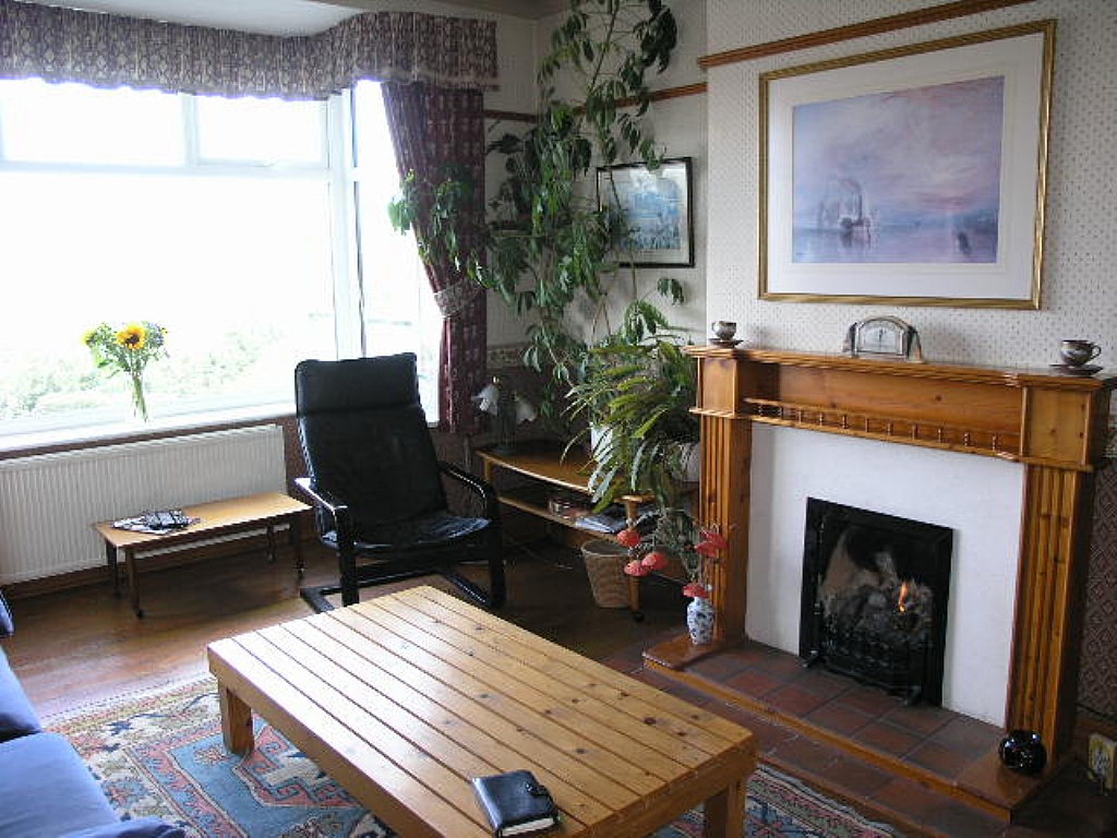 3 Bed Semi-detached House To Rent - 0