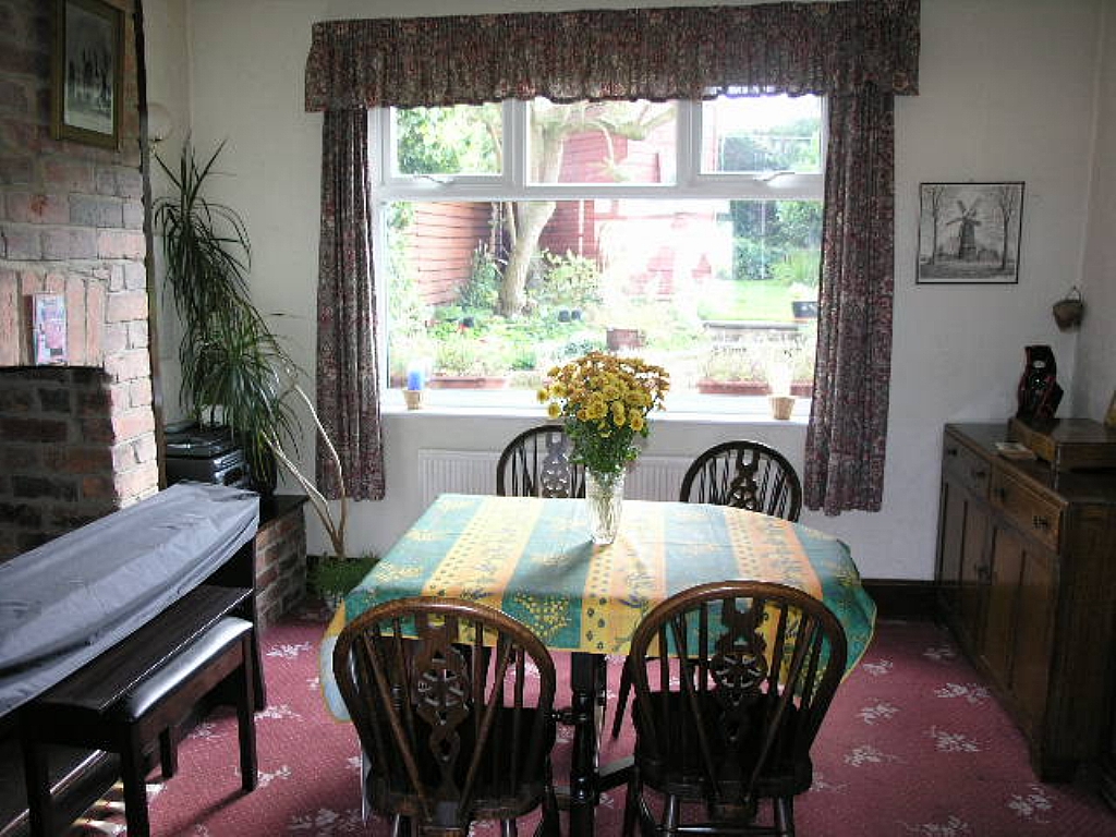 3 Bed Semi-detached House To Rent - 0