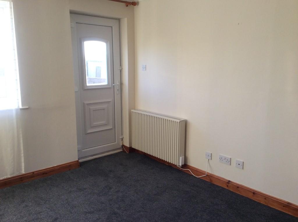 2 Bed Town House To Rent - Photograph 4