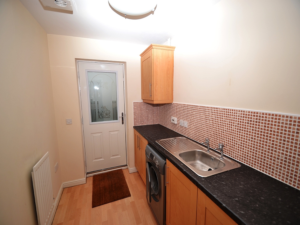 4 Bed Mid Terraced House To Rent - 0