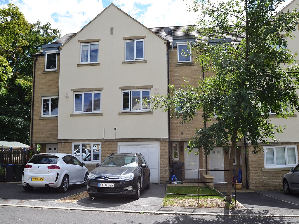 4 Bed Mid Terraced House To Rent - 0