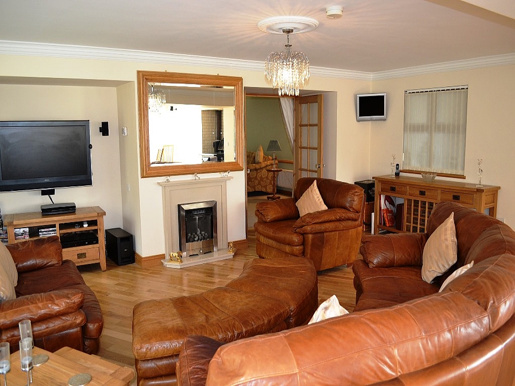 5 Bed Detached House For Sale - Photograph 3