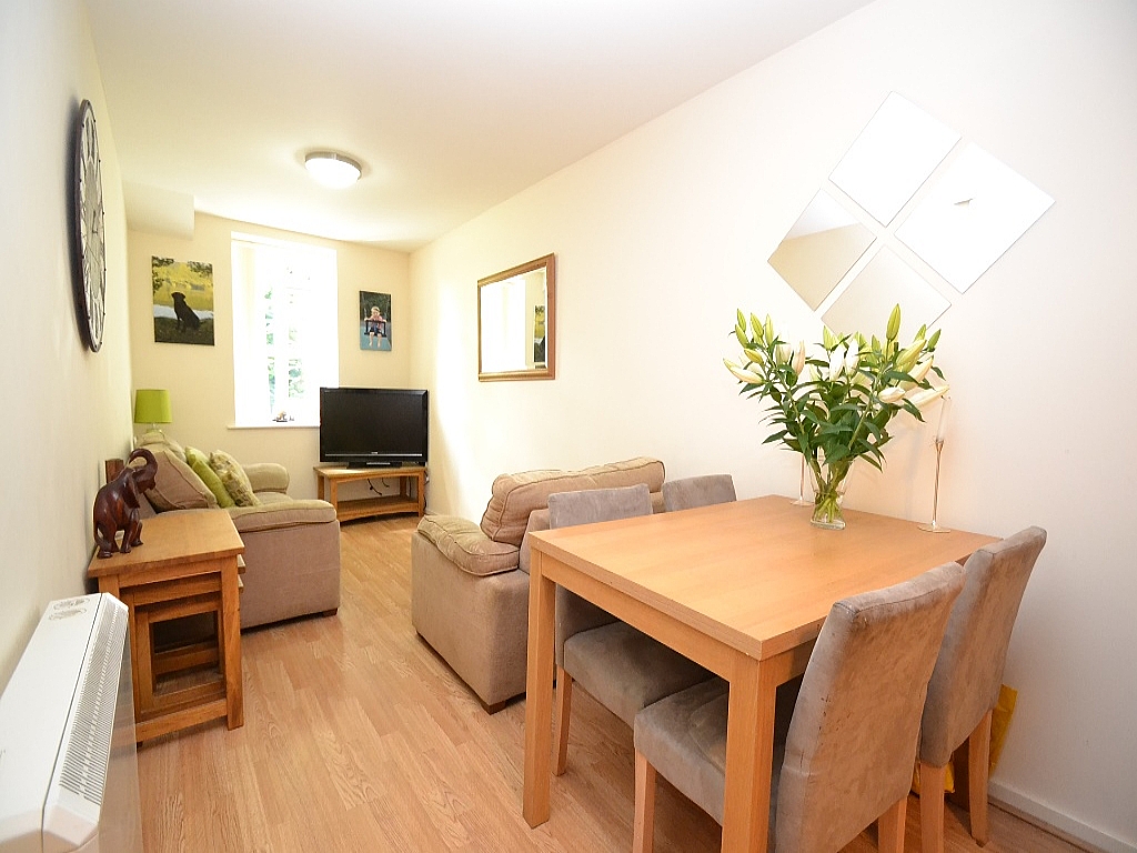 2 Bed Apartment Flat/apartment For Sale - Photograph 2