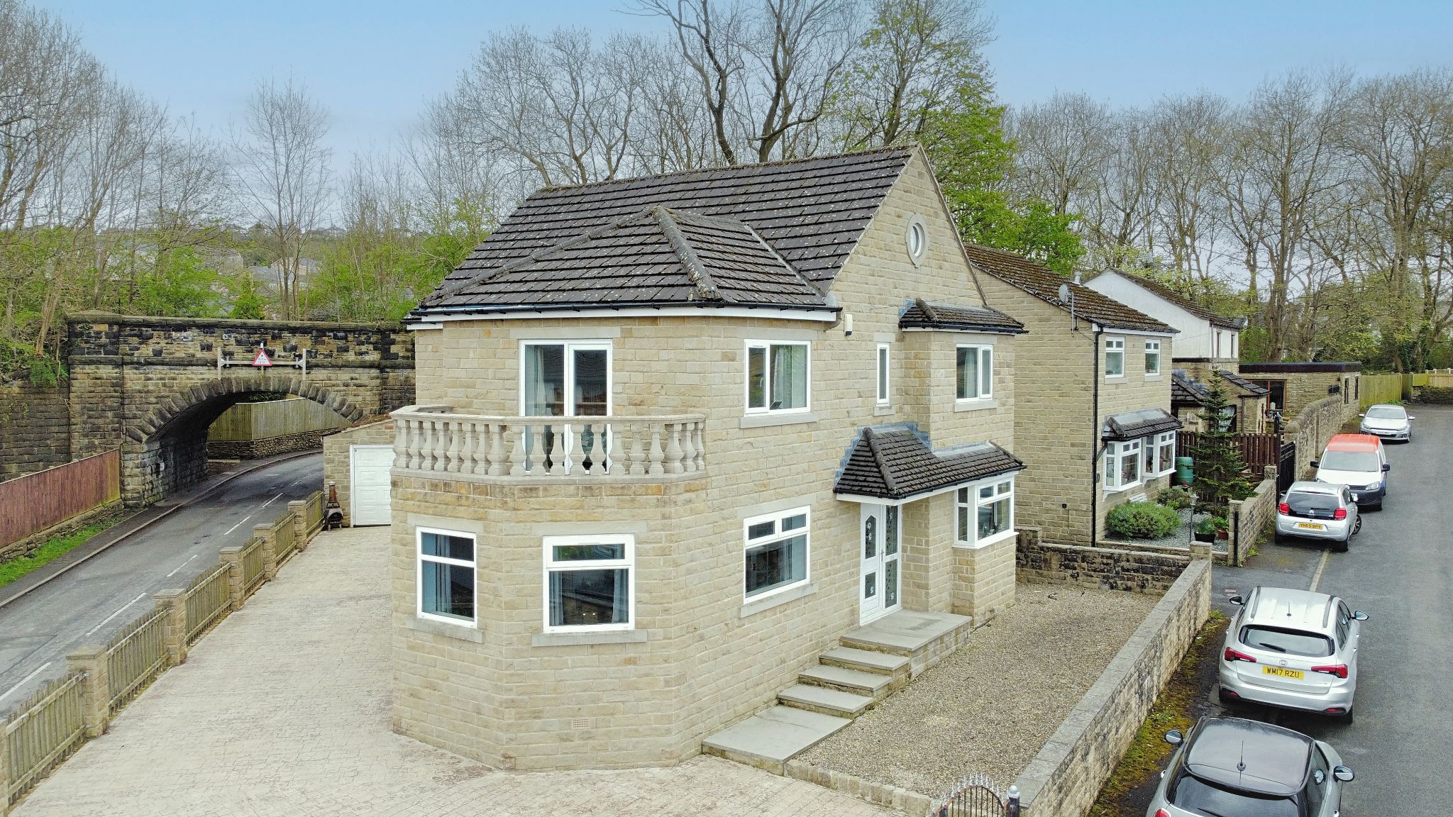 4 Bed Detached House For Sale - Photograph 1