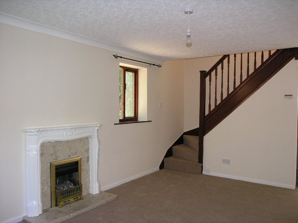 2 Bed Semi-detached House To Rent - 0