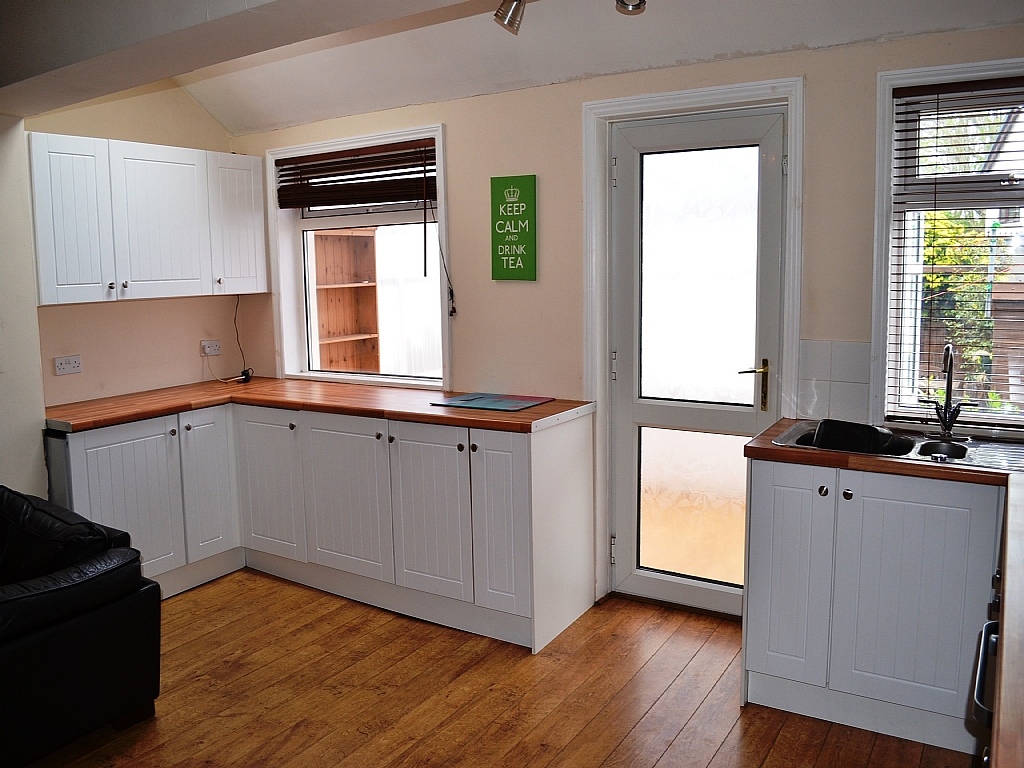 3 Bed Semi-detached House To Rent - 0