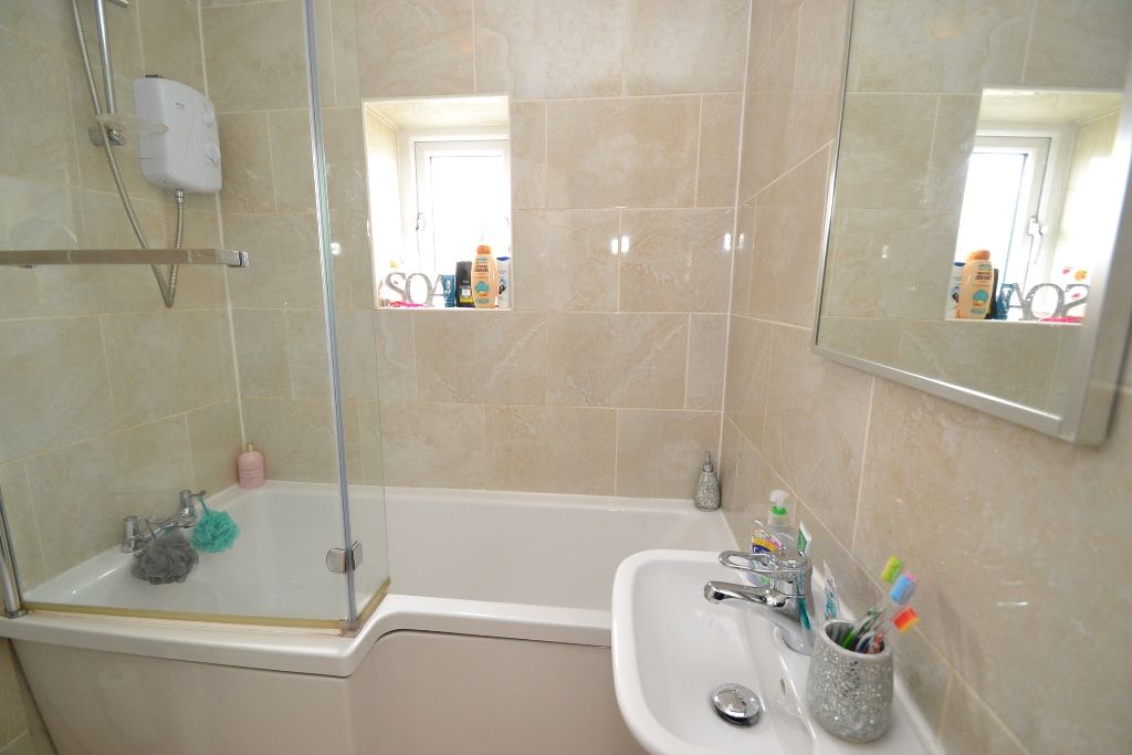 3 Bed Semi-detached House For Sale - Photograph 9