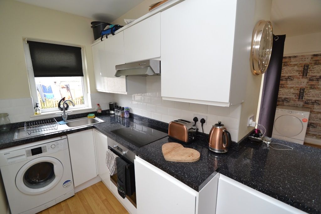 3 Bed Semi-detached House For Sale - Photograph 5