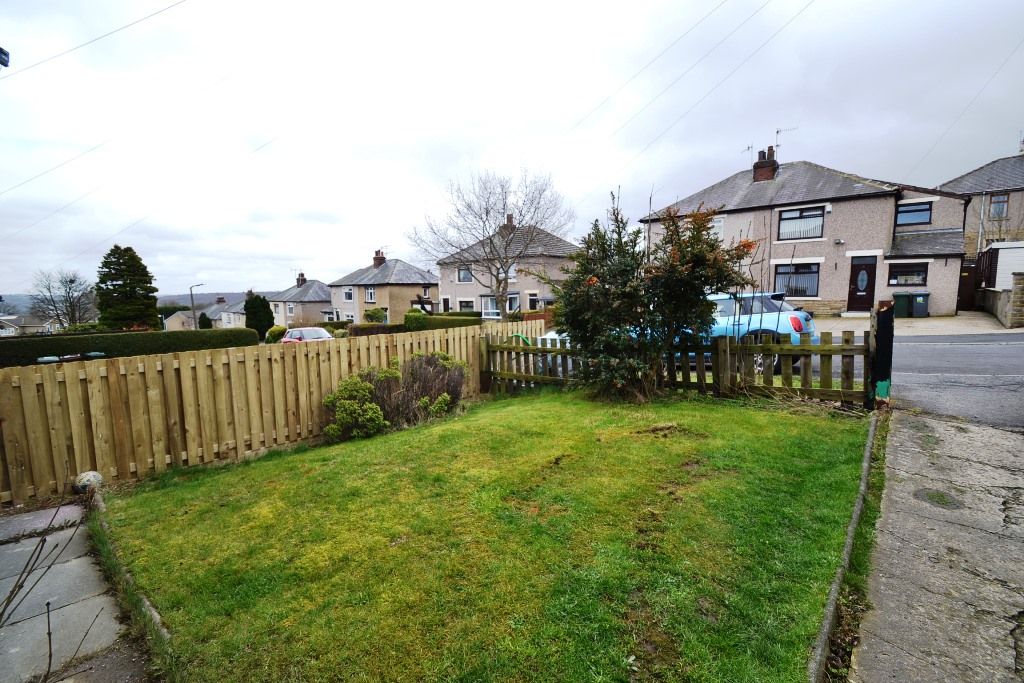 3 Bed Semi-detached House For Sale - Photograph 10