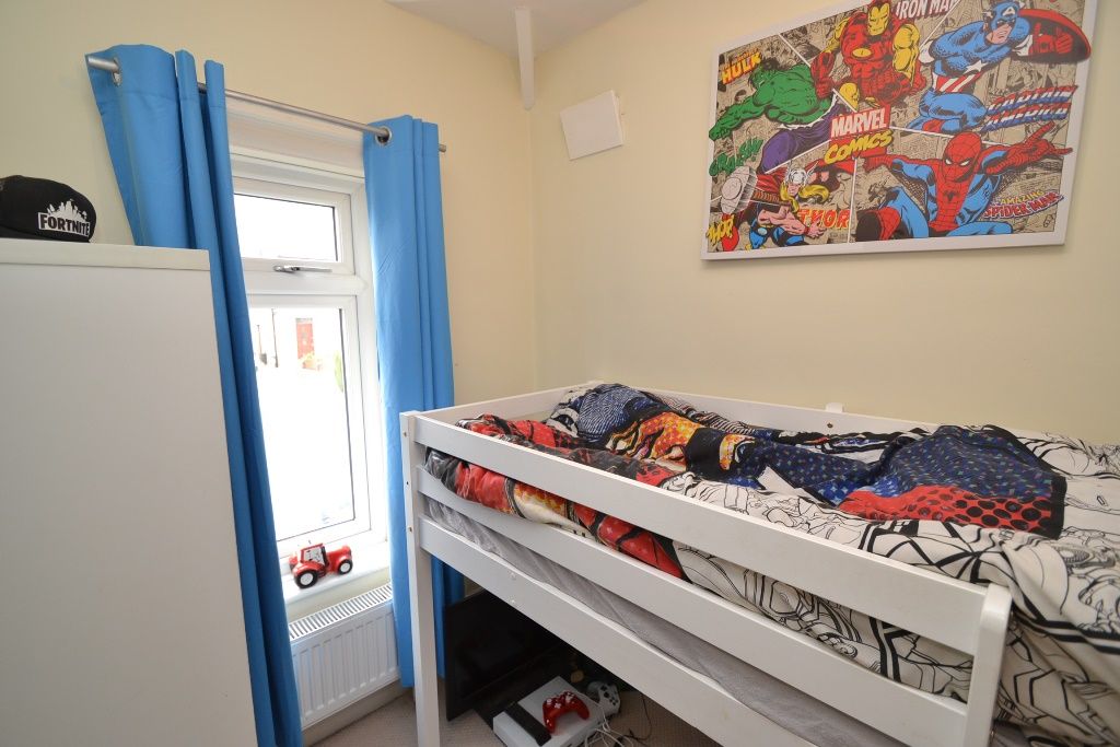 3 Bed Semi-detached House For Sale - Photograph 8