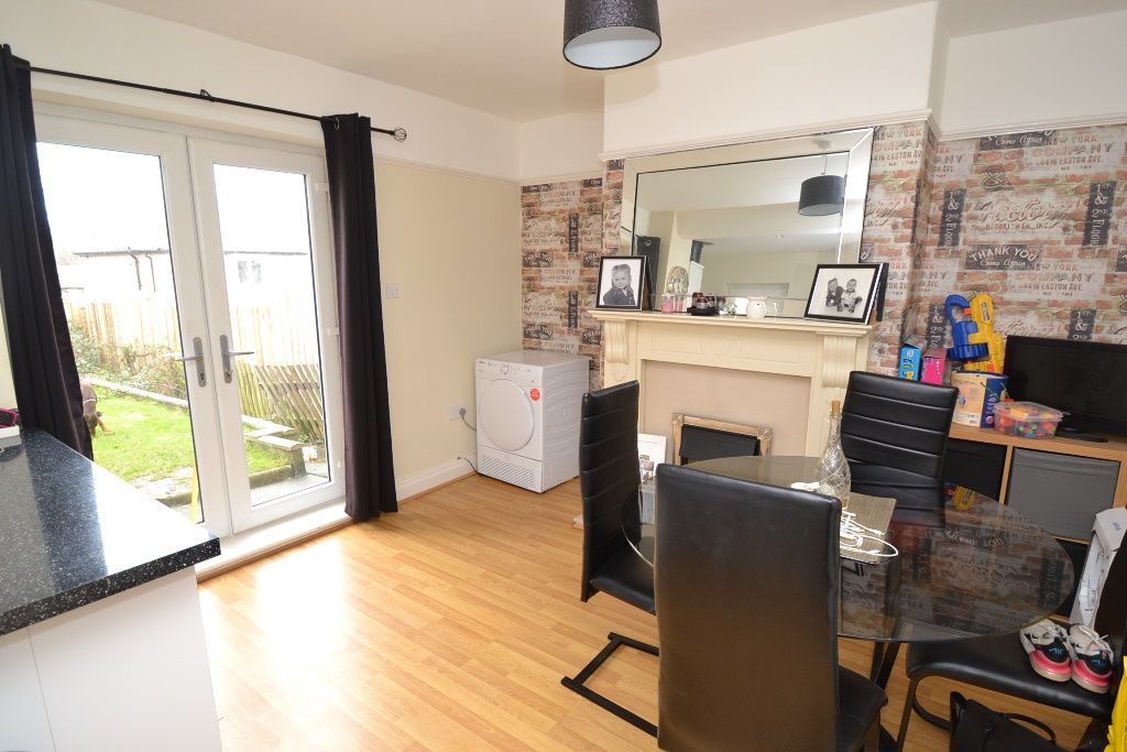 3 Bed Semi-detached House For Sale - Photograph 4