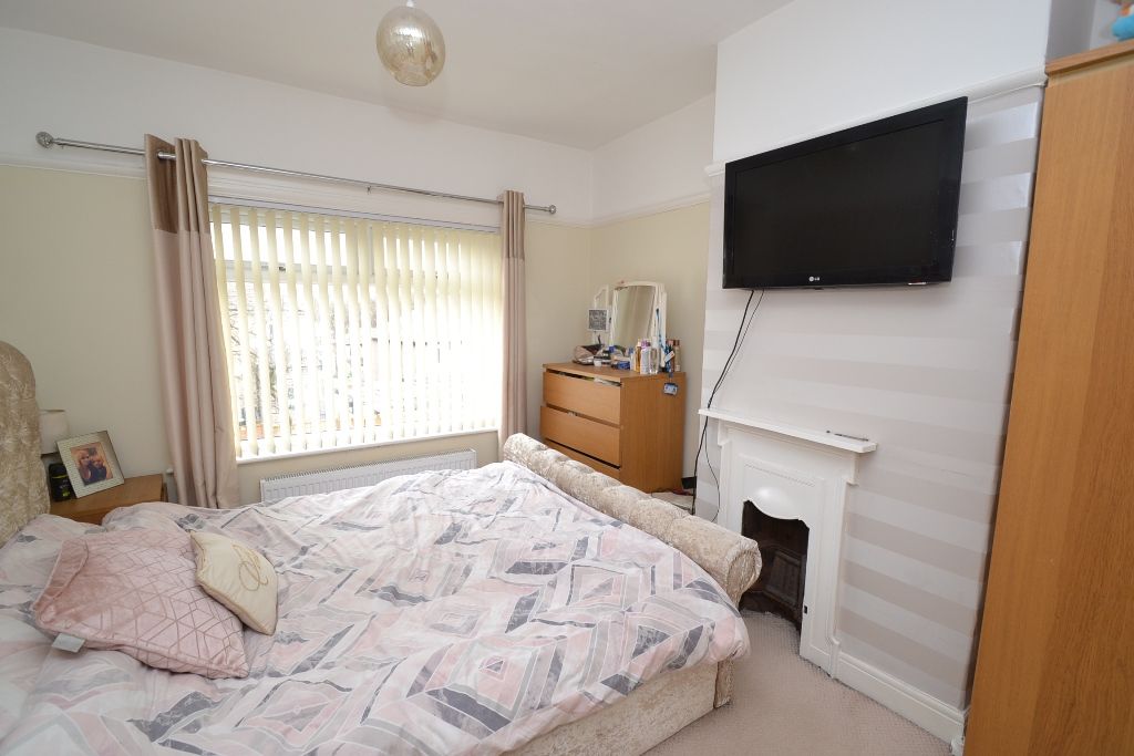 3 Bed Semi-detached House For Sale - Photograph 6