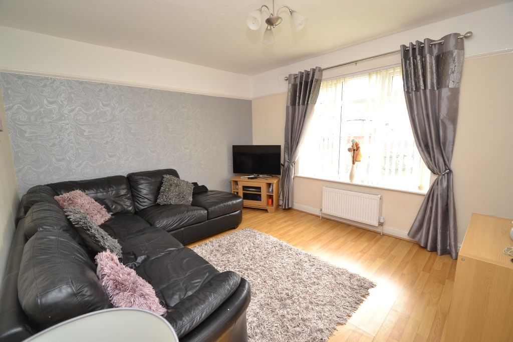 3 Bed Semi-detached House For Sale - Photograph 3