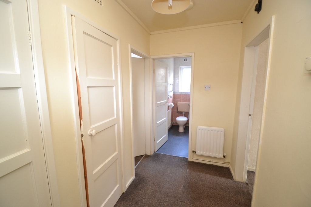 1 Bed Ground Floor Maisonette Flat/apartment For Sale - Photograph 2