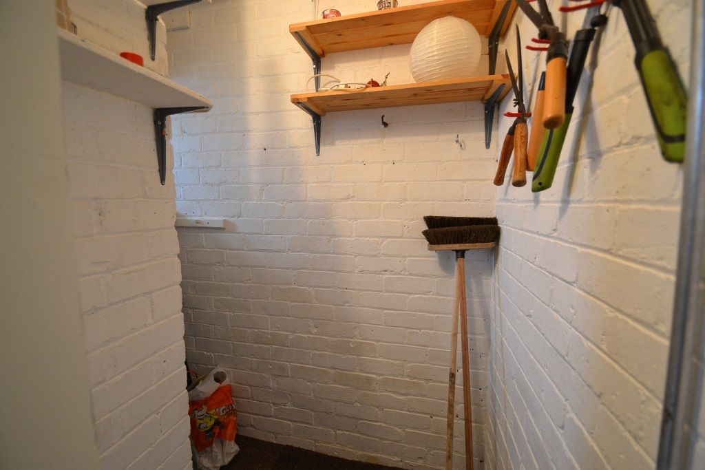 1 Bed Ground Floor Maisonette Flat/apartment For Sale - Photograph 3