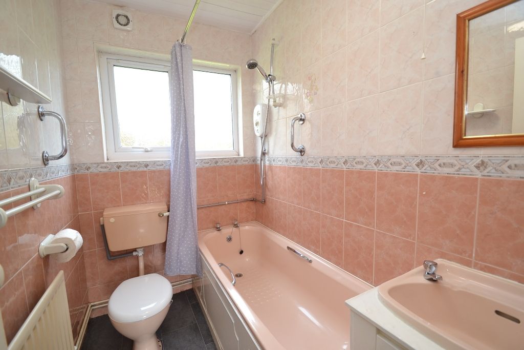 1 Bed Ground Floor Maisonette Flat/apartment For Sale - Photograph 9