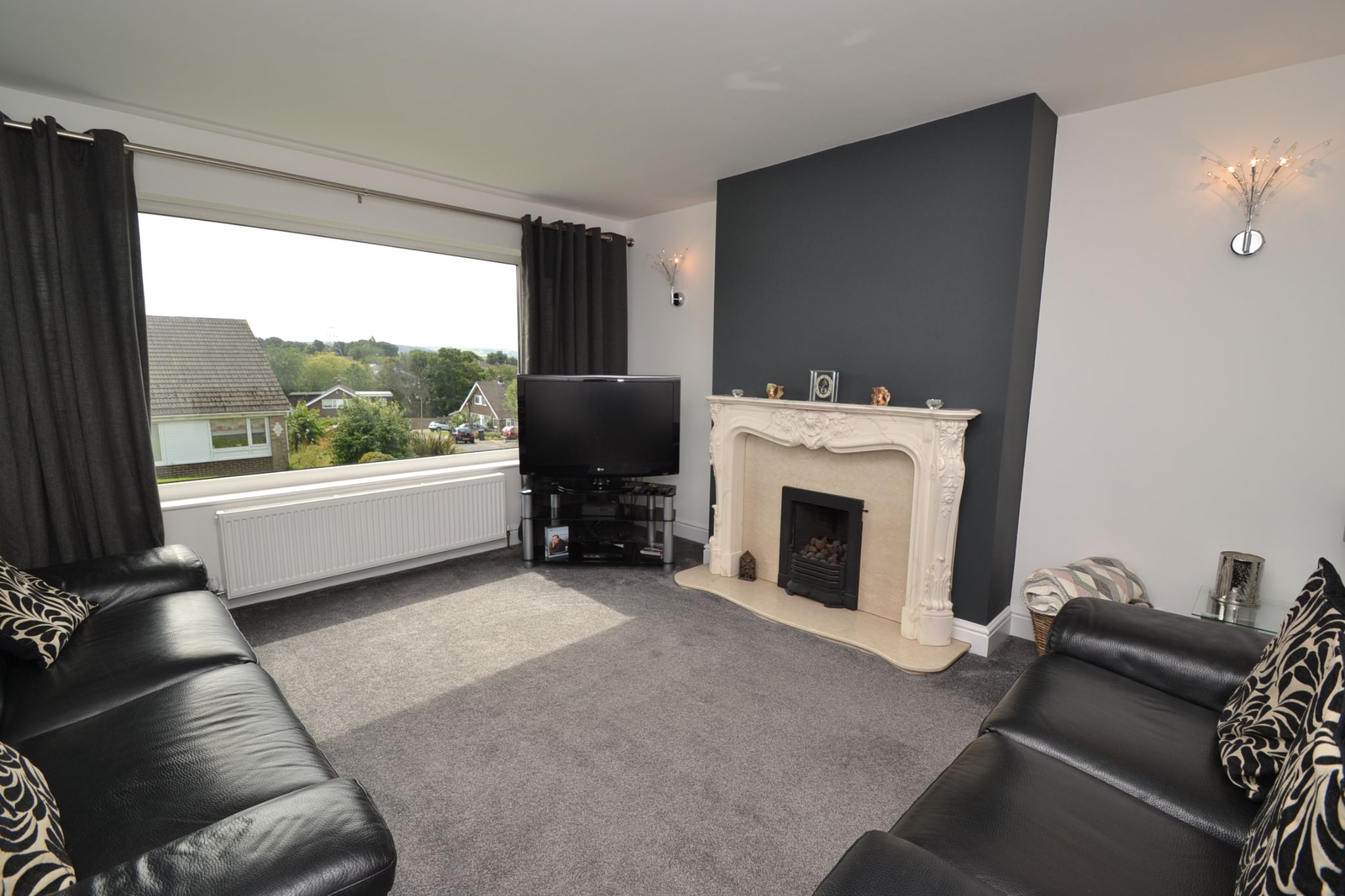 4 Bed Semi-detached House For Sale - Photograph 2