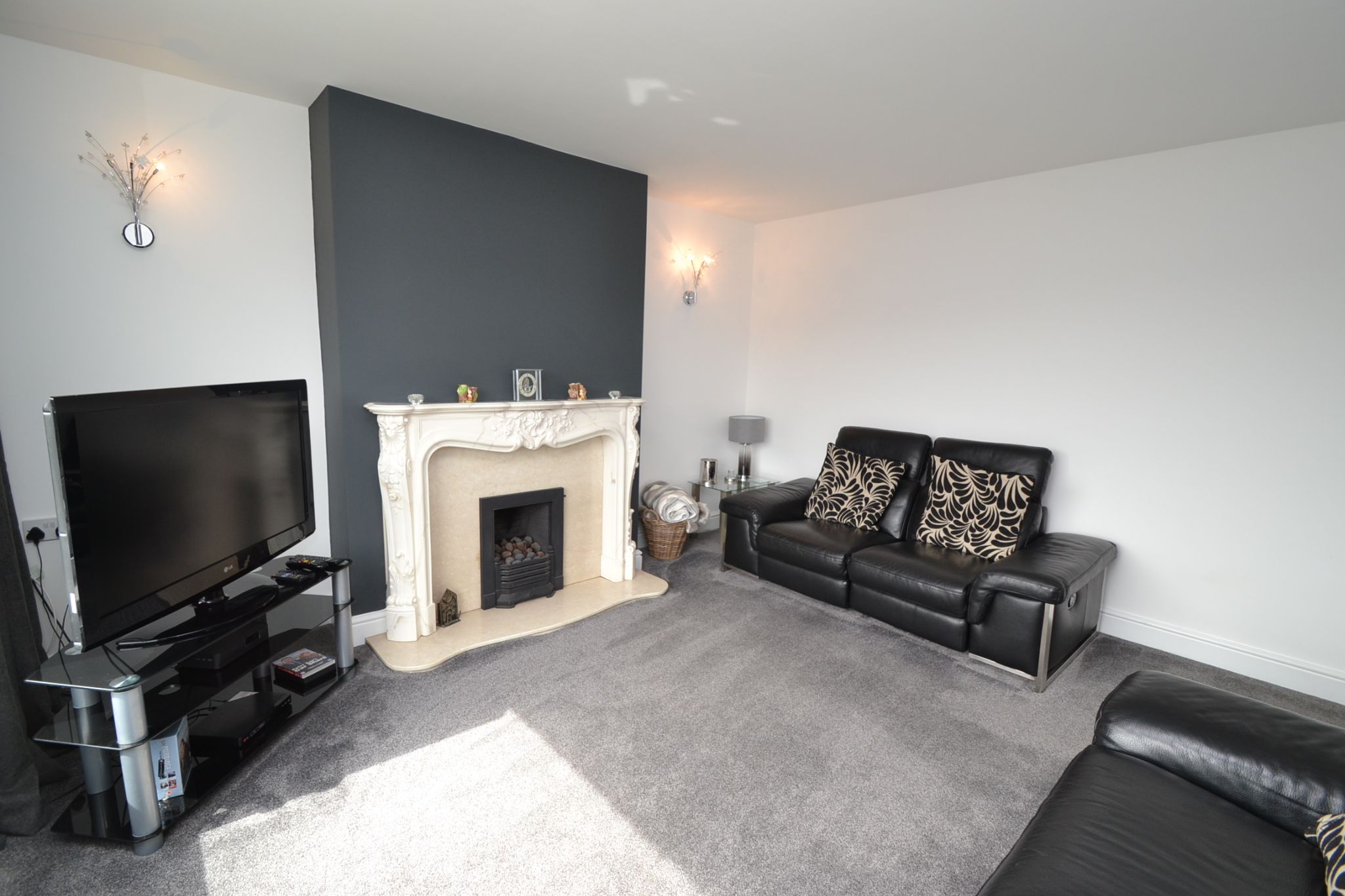 4 Bed Semi-detached House For Sale - Photograph 3