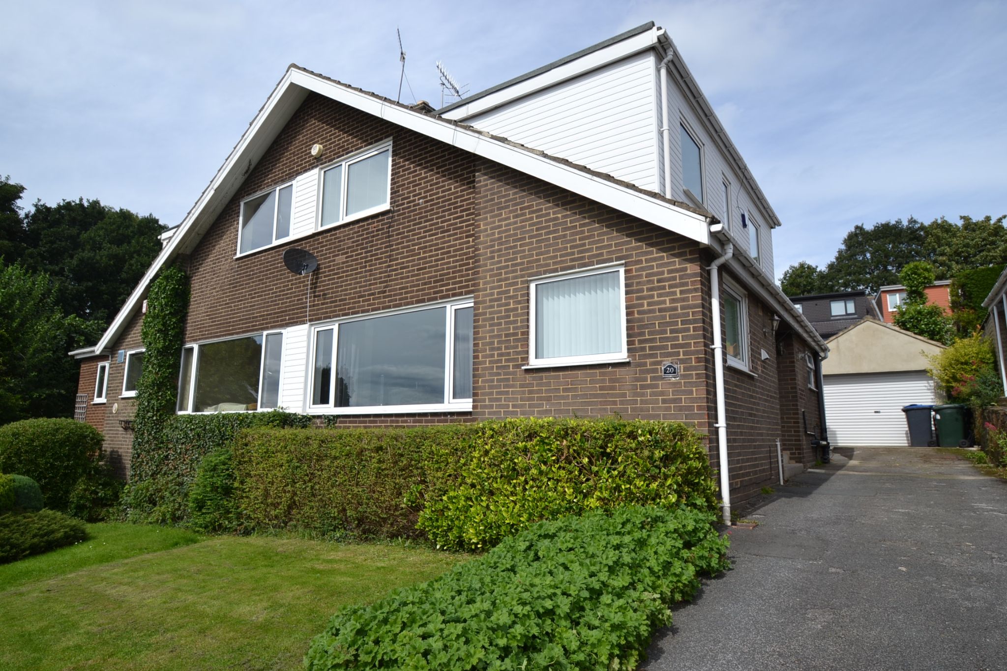 4 Bed Semi-detached House For Sale - Photograph 1