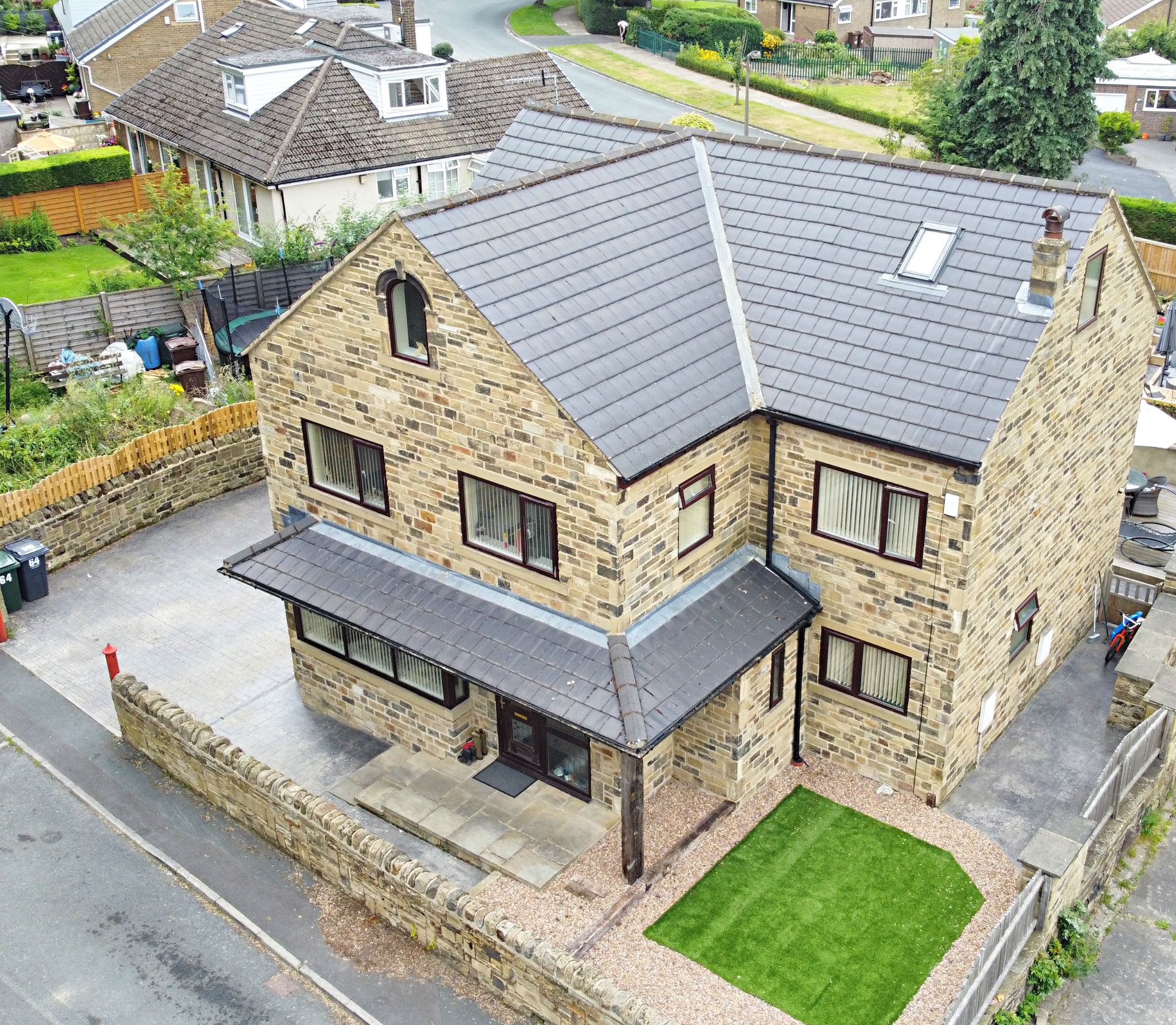 6 Bed Detached House For Sale - Photograph 1