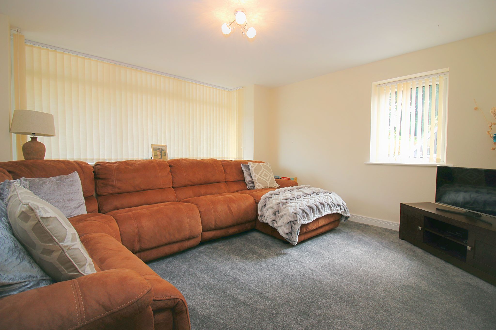 6 Bed Detached House For Sale - Photograph 9