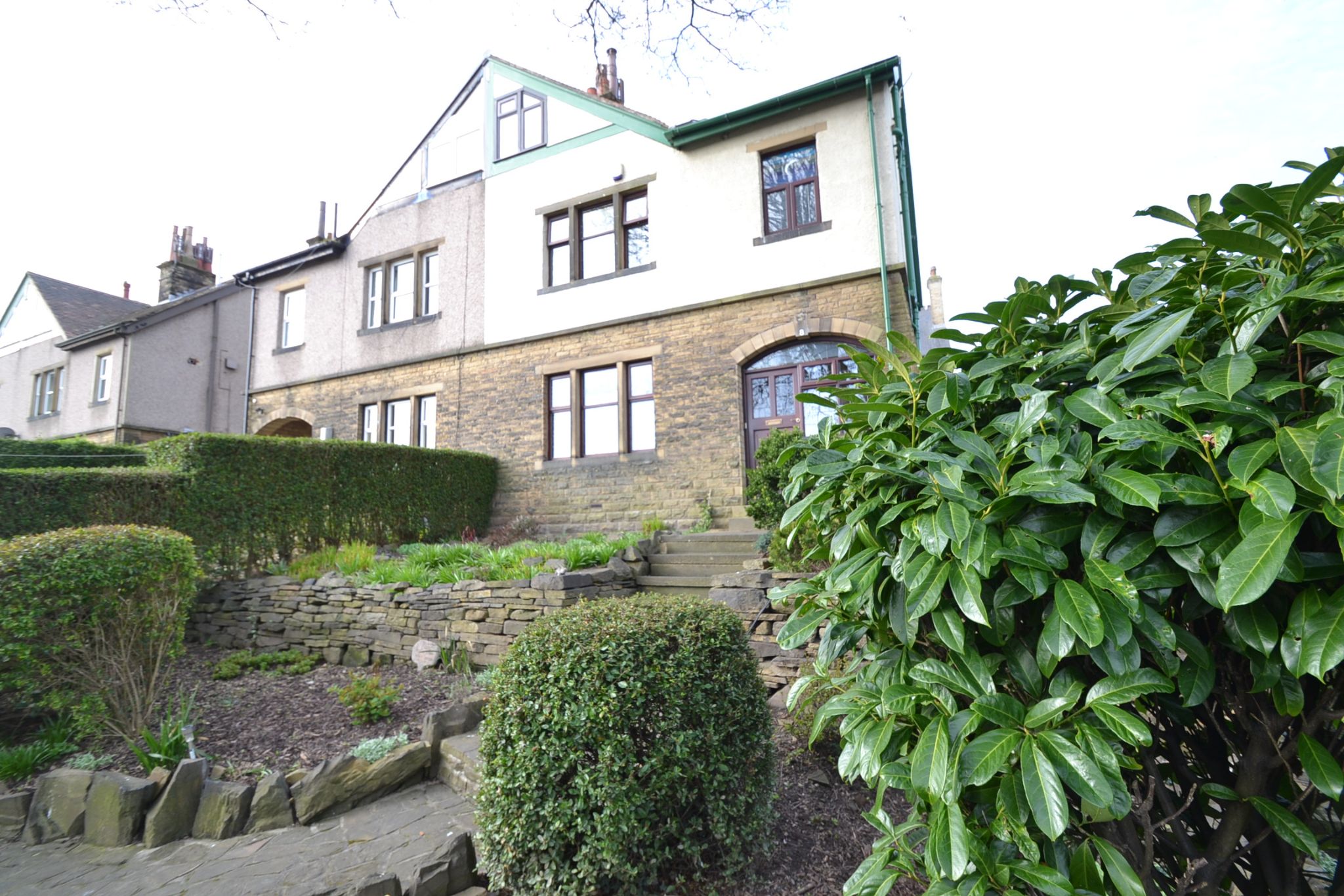 5 Bed Semi-detached House For Sale - Photograph 1