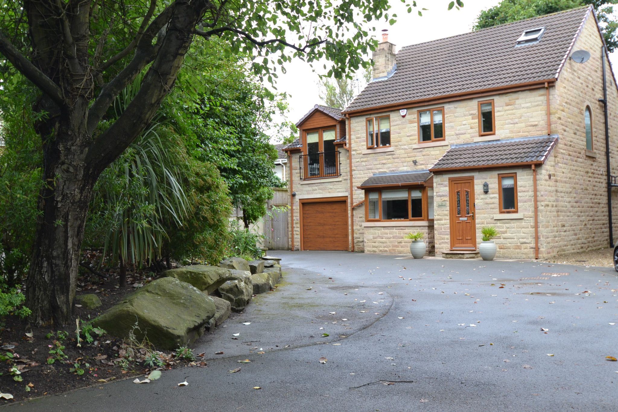 5 Bed Detached House For Sale - Photograph 1