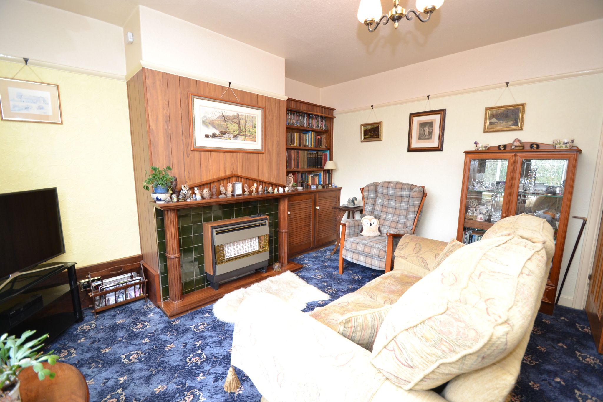 3 Bed Semi-detached House For Sale - Photograph 2