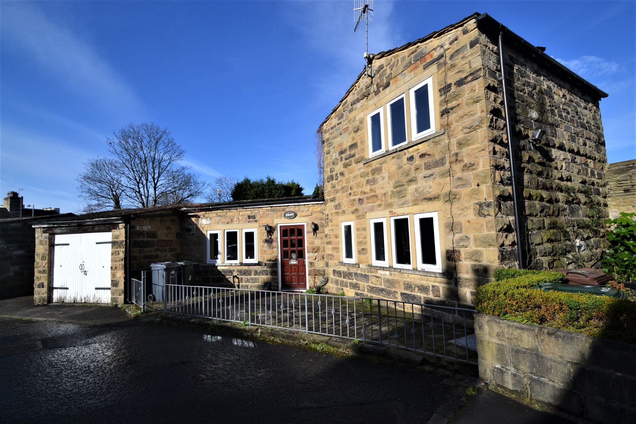 1 Bed Link Detached House For Sale - Photograph 1