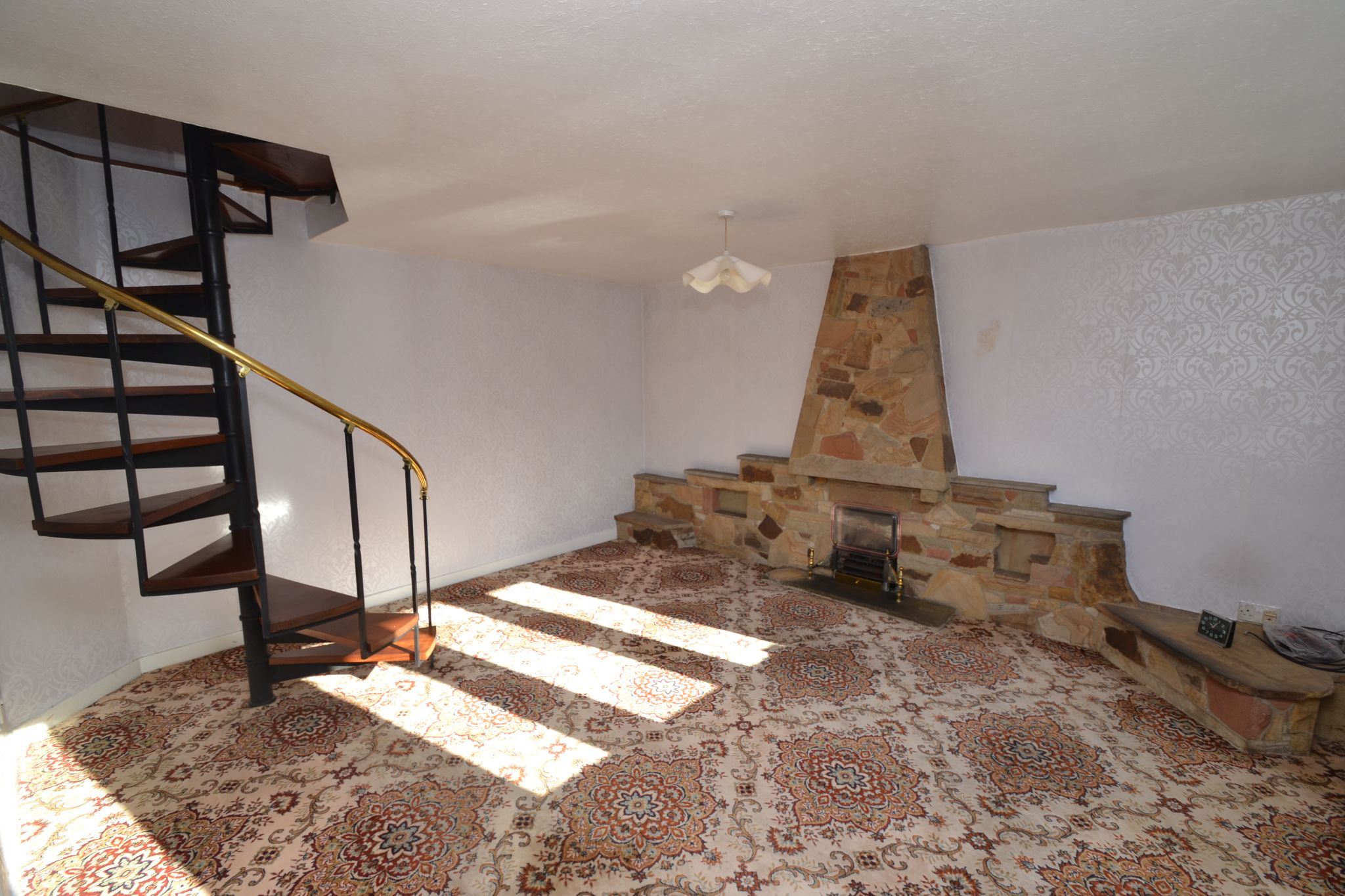 1 Bed Link Detached House For Sale - Photograph 2