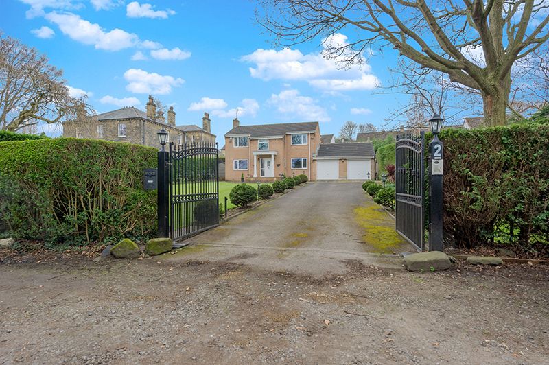 4 Bed Detached House For Sale - Photograph 1
