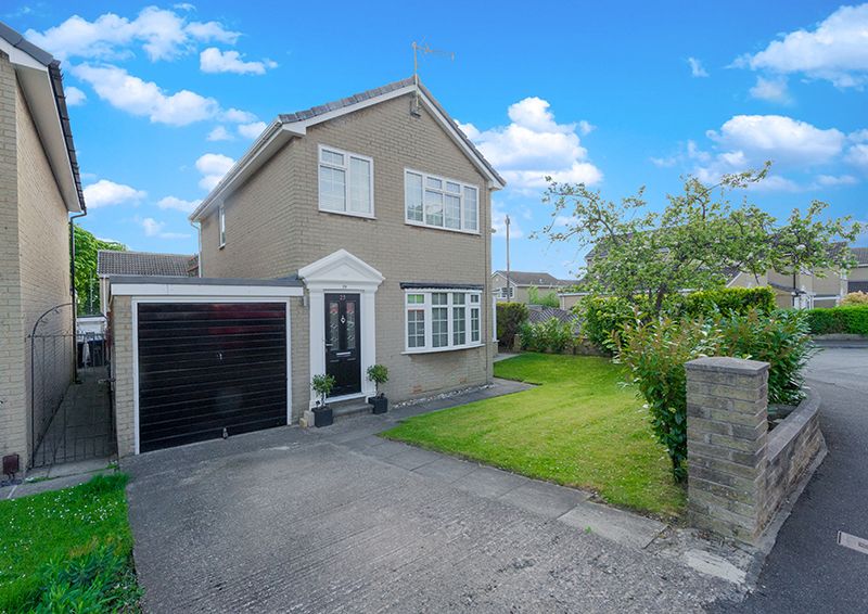 3 Bed Detached House For Sale - Photograph 1