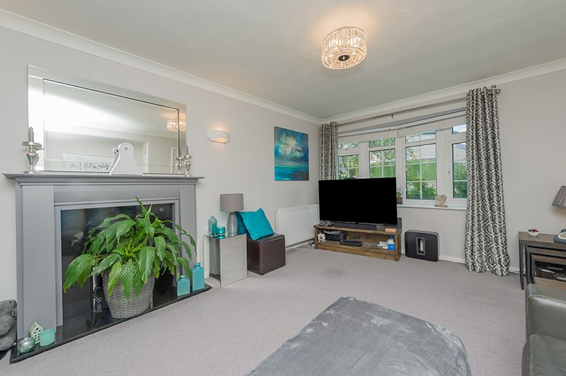 3 Bed Detached House For Sale - Photograph 2