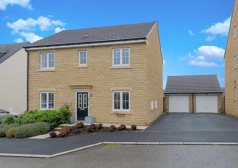 4 Bed Detached House For Sale - Photograph 1