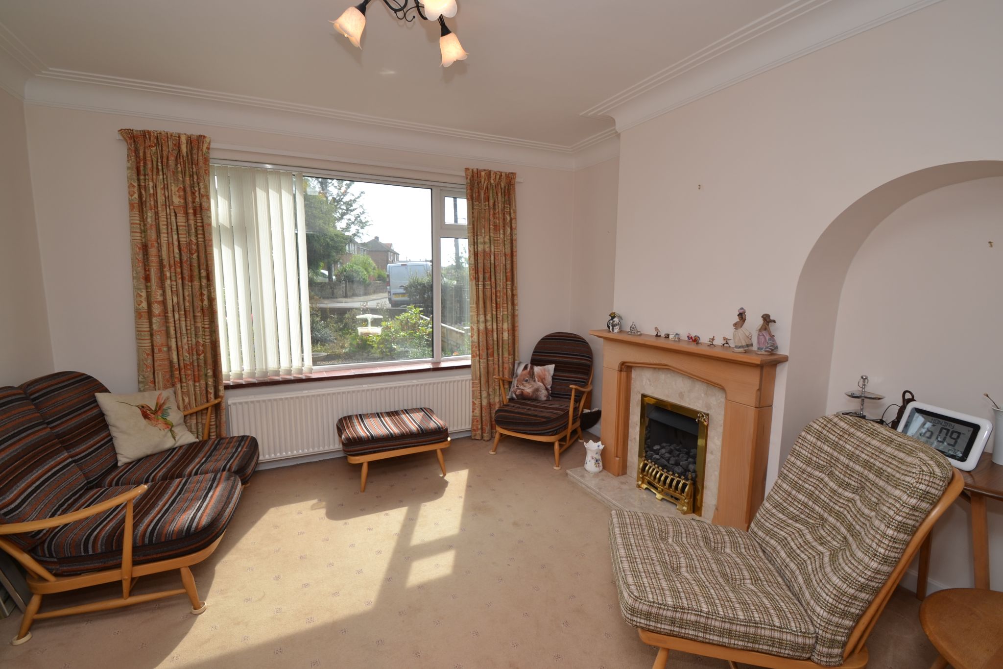 3 Bed Semi-detached House For Sale - Photograph 2