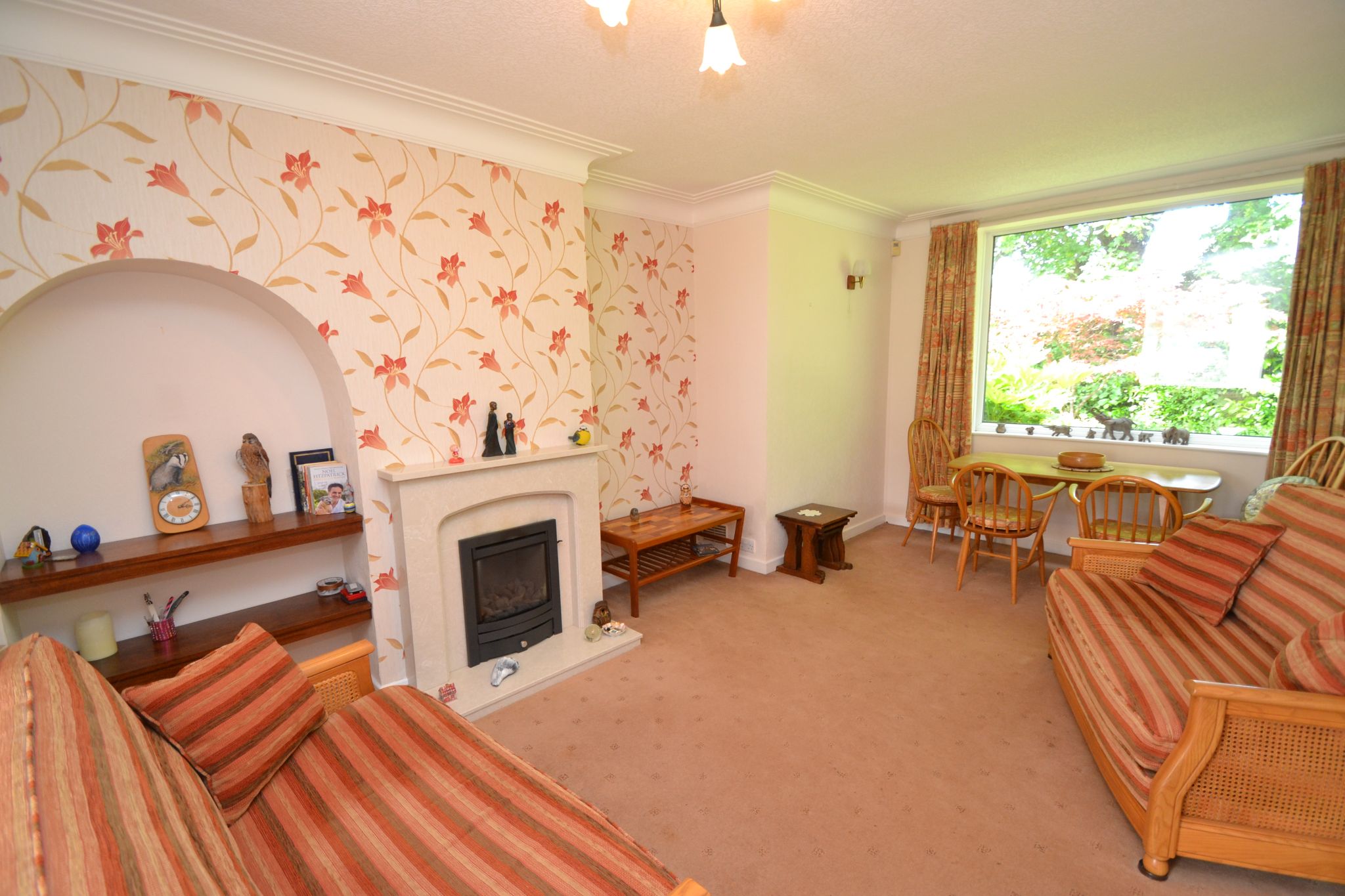 3 Bed Semi-detached House For Sale - Photograph 3