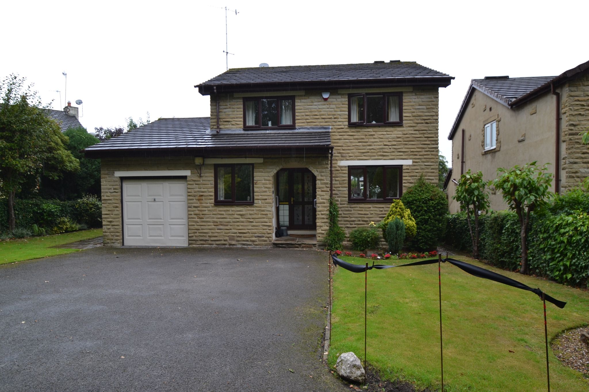 3 Bed Detached House For Sale - Photograph 1