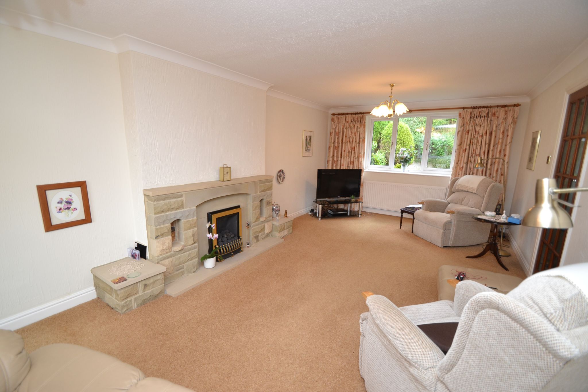 3 Bed Detached House For Sale - Photograph 2