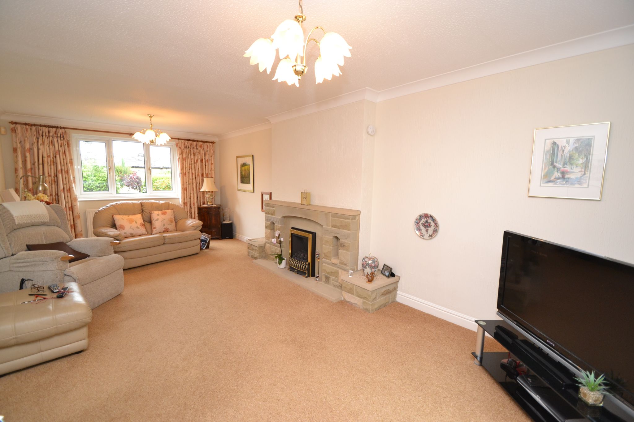 3 Bed Detached House For Sale - Photograph 3