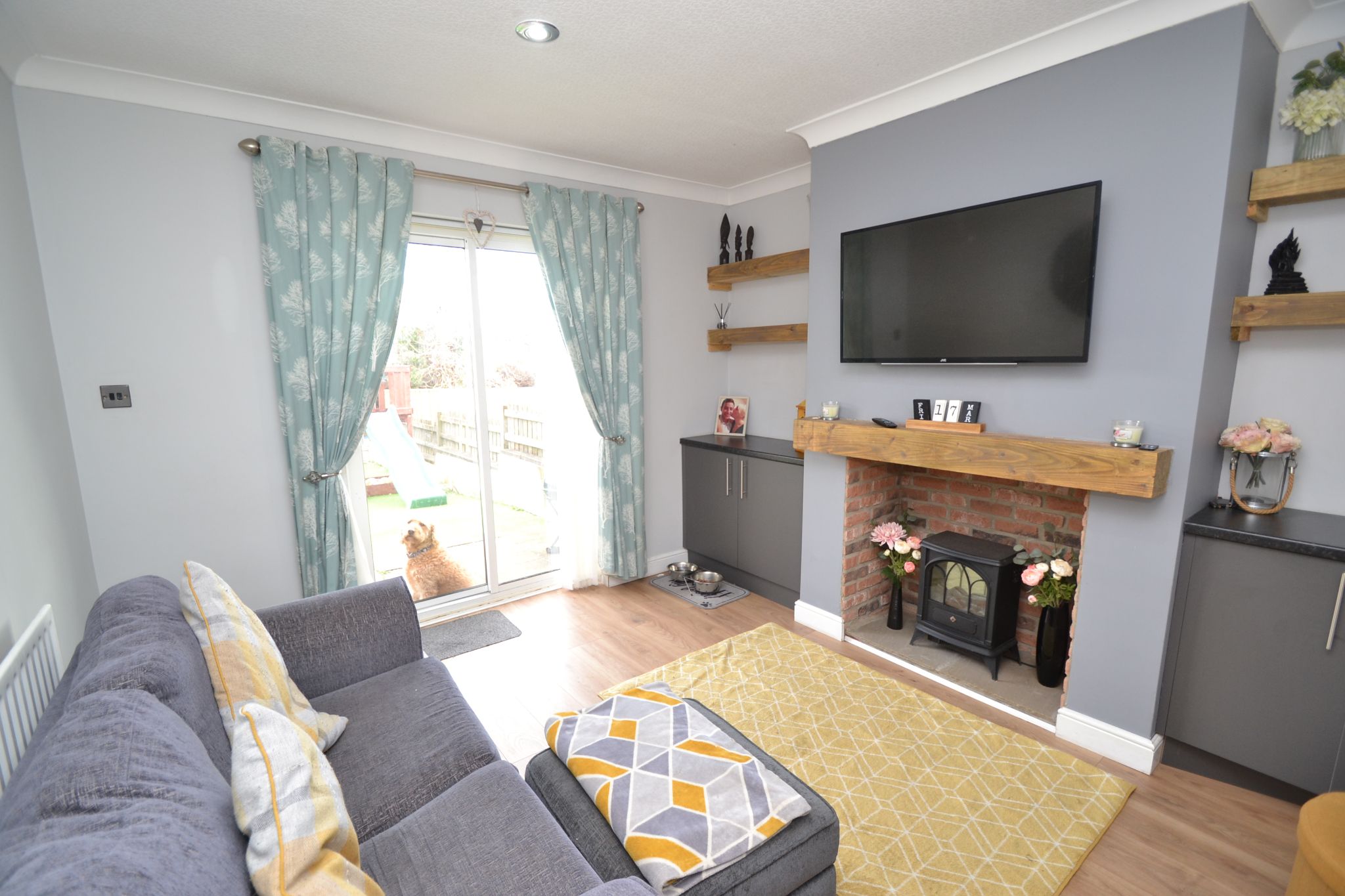 4 Bed Semi-detached House For Sale - Photograph 4