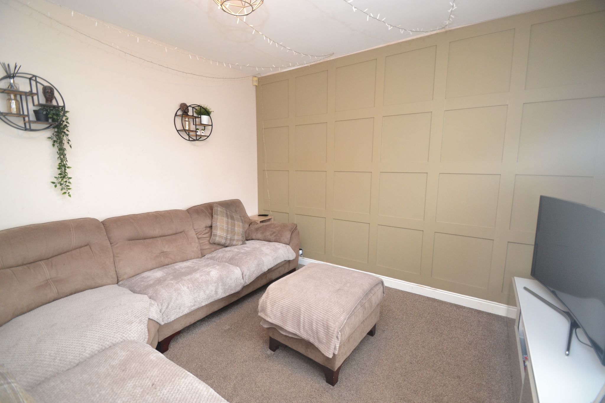 4 Bed Semi-detached House For Sale - Photograph 2