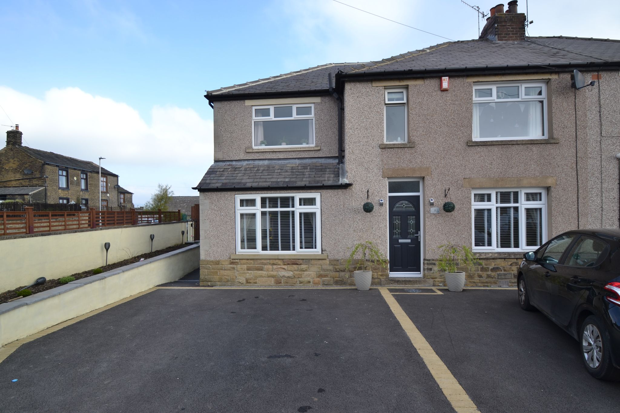 4 Bed Semi-detached House For Sale - Photograph 1